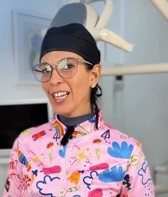 Alejandra Badell, odontopediatra del centro, con su uniforme estampado