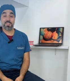 Daniel Osorio, ortodoncista del centro, sentado en el box dental