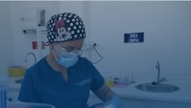 Odontóloga del centro atendiendo en el box dental, con su gorro de Minnie